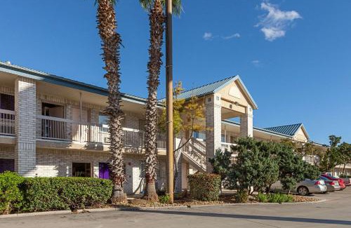 Harlandale Cabin | Econo Lodge San Antonio South