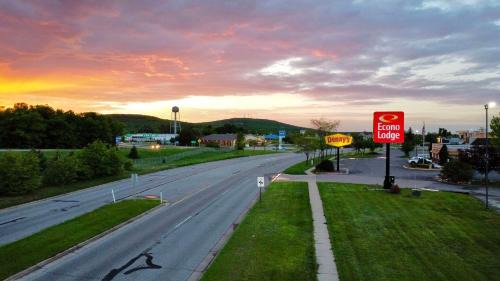 Rothschild Cabin | Econo Lodge Wausau - Rothschild