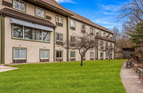 Whitehall Cabin | Econo Lodge Whitehall near Michigan's Adventure