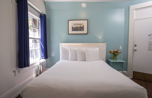 Civic Center Hotel | Economy Queen Room with Ensuite Bathroom