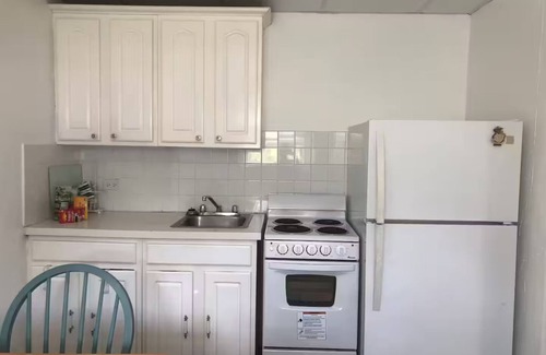 Pembroke Apartment | ED 9 King bed Hamilton and pool access