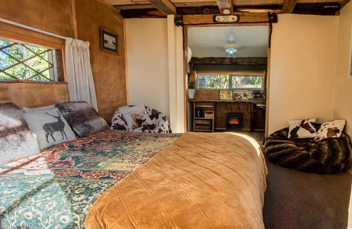 Upper Moutere House | Eden's Rustic Retreat - Upper Moutere Holiday Cabin