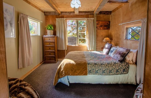 Upper Moutere House | Eden's Rustic Retreat - Upper Moutere Holiday Cabin