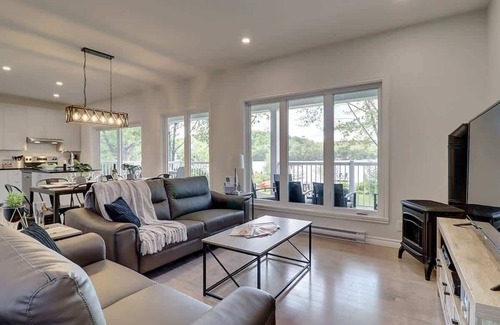 Stanstead Township Ski Chalet | Edge of Lake Lovering - Spa - Calypso