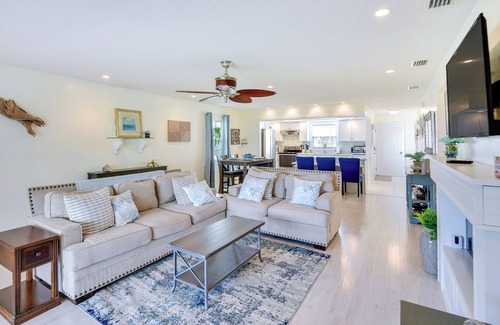 Edgewater House | Edgewater Vacation Home w/Game Room & Pool Access