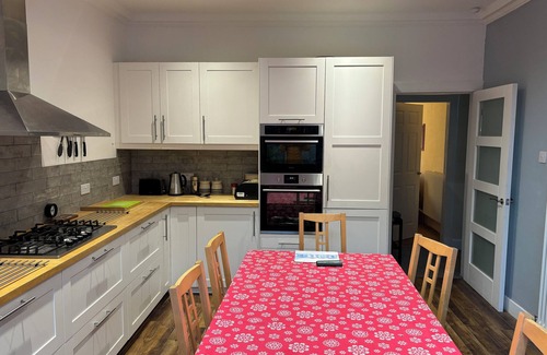 Burntisland House | Edinburgh festival base - Seaviews - self catering. Free parking