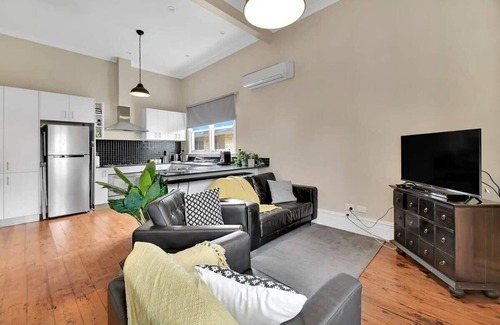 Orange Apartment | Edwina Suite I - Sleek & Stylish, CBD, Wi-Fi