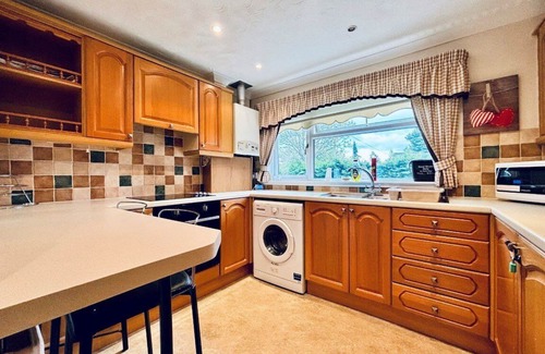 Nailsea Apartment | EEJs Cozy 2-Bedroom Apartment in Nailsea