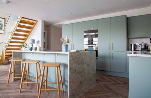 Ampney Crucis House | Egret Lodge | Lakeside Hot Tub Retreat + Kayaks