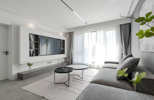 Huangpu Apartment | EHUB - Walk to Yuyuan Garden, the Bund and People's Square, Boutique 3Bedroom Fully Equipped Family APT , very close to Subway