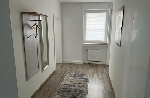 Lubbecke Apartment | Eine modern renovierte Wohnung mit Balkonterrasse.