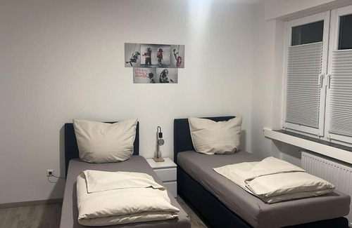 Lubbecke Apartment | Eine modern renovierte Wohnung mit Balkonterrasse.