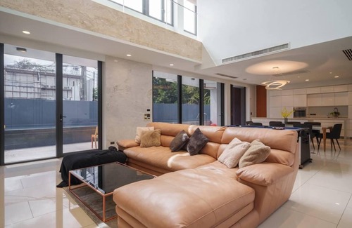 Ekkamai Villa | Ekkamai Luxury Villa with Home Cinema