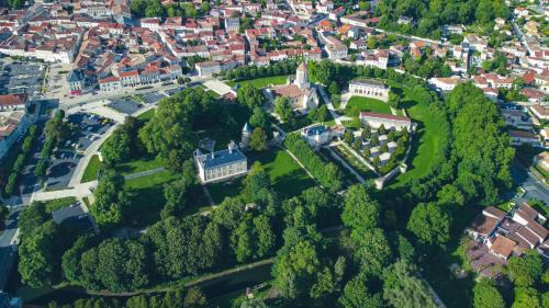 Surgeres Apartment | El Castillo Face au Château et Climatisé