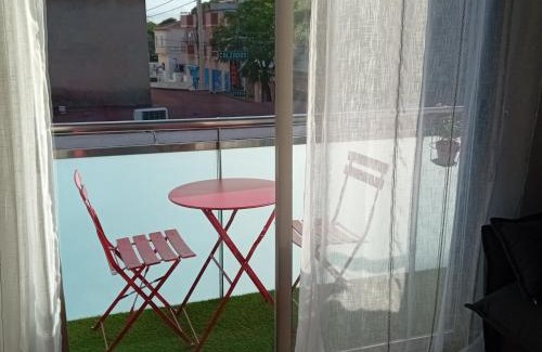 La Canyada dels Pins Apartment | El estudio de las mariposas,sofa cama , cocina y baño