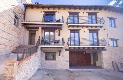 Beceite Apartment | El sueño del Búho 3. Chimenea y terraza.