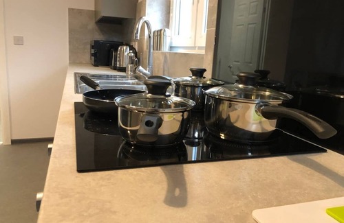 Peterborough Apartment | ELD1 - Large 2 bedrooms, Complimentary Netflix & Parking