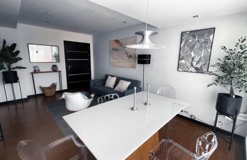 La Carolina Apartment | Electricidad, Seguridad 24-7 Moderno, Cama King, Cerca del Metro