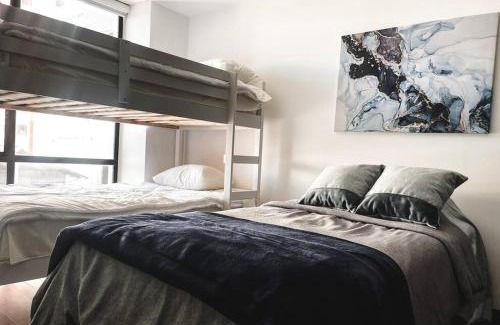 La Carolina Apartment | Electricidad, Seguridad 24-7 Moderno, Cama King, Cerca del Metro