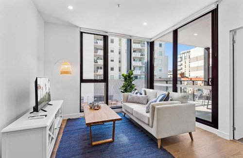 Preston Apartment | Elegant 1-Bed by Shops with Rooftop Swimming Pool