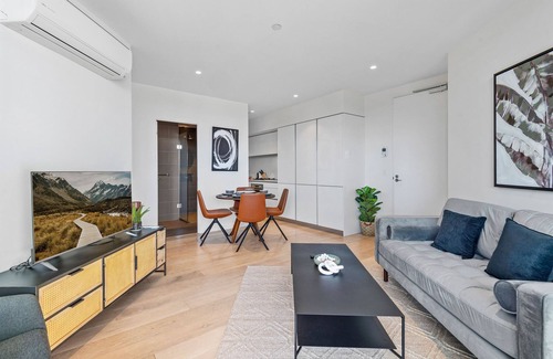Prahran Apartment | Elegant 2-Bed Apartment With Expansive City Views