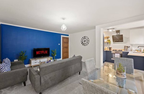 Underhill Apartment | Elegant 2Bed/1Bath Ground Floor Flat with FREE WiFi