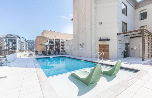 Crystal City Apartment | Elegant 2BR Apartment Minutes From DC