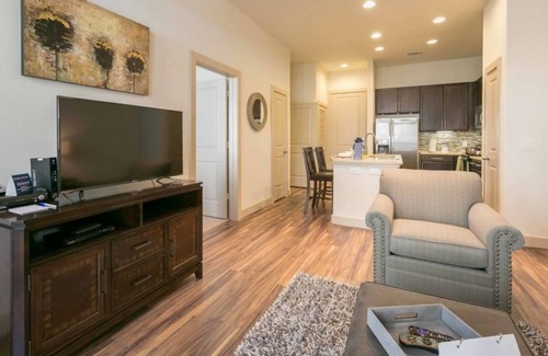 Memorial Condo | Elegant 2BR Condo at 7 Seventy – Your Poolside Retreat