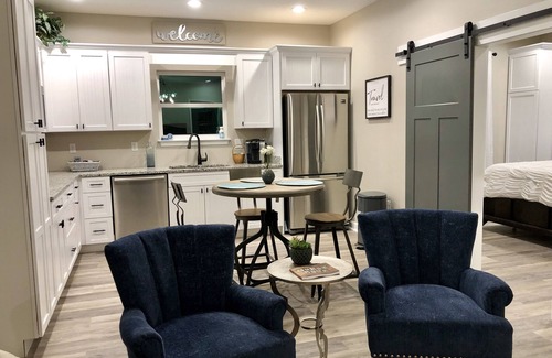Lake City House | Elegant 2BR Private Cottage 2 min from I-75/US90
