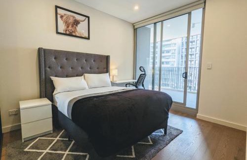 Lidcombe Apartment | Elegant 3-bed 2-bath, balcony, with pool included, NO PARTIES!
