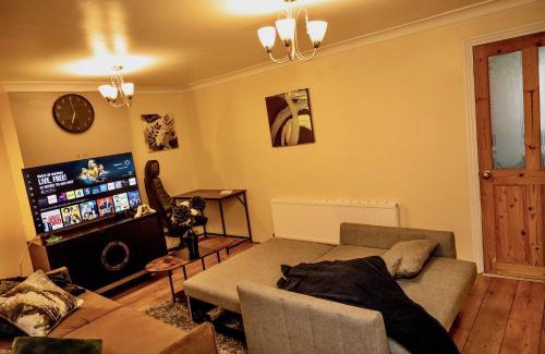 Sittingbourne Apartment | Elegant 3-Bedroom, Free parking, Garden, Pet Friendly, superfast Wi-Fi!