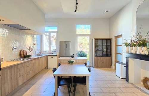 Abscon Cottage | Elegant 300m² Townhouse w/Spacious Garden, Modern Amenities, Close to Nature & Attractions