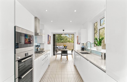 Lee Green House | Elegant 4 bedroom family home with easy access into London. Parking included!