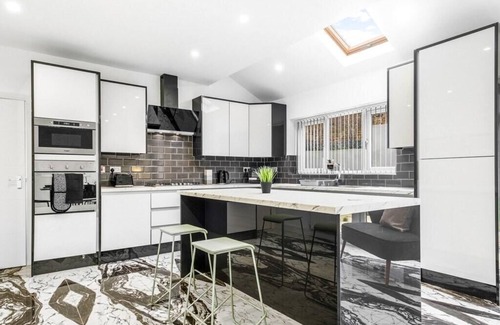 Tipton House | Elegant 5 Bedroom House/Free Parking/Yard