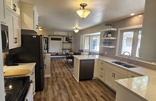 Sioux Center House | Elegant 5-bedroom house in Sioux Center near Dordt University and downtown.
