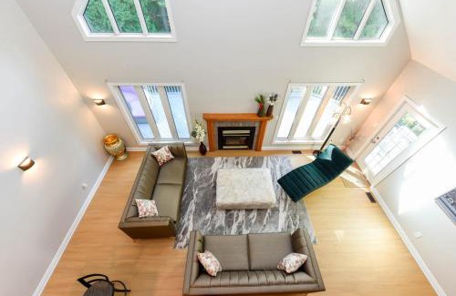 Caledon House | Elegant 6 Bedroom Modern Retreat in Caledon