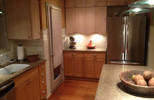 Depoe Bay House | Elegant and Beautifully Furnished Ocean View Townhouse! WiFi, Gourmet Kitchen.