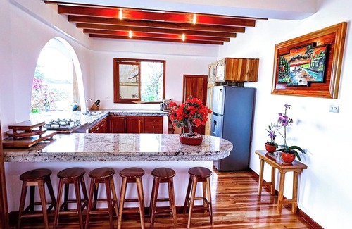 Puerto Lopez House | Elegant and Luxurious 1-bedroom with Stunning Ocean-View and Flower Gardens.