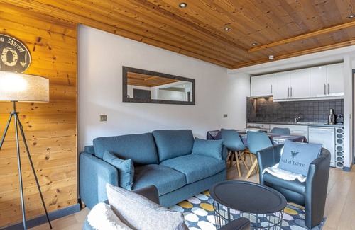 Le Cret Apartment | Elegant apartment in Val-d'Isère with balcony, parking, wifi