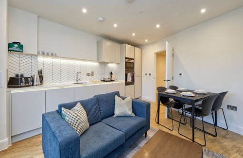 Burnt Oak Apartment | Elegant Apartment with Private Terrace