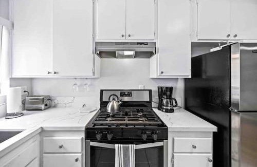 Belmont Shore Apartment | Elegant Beachside 2 Bed 2 Bath