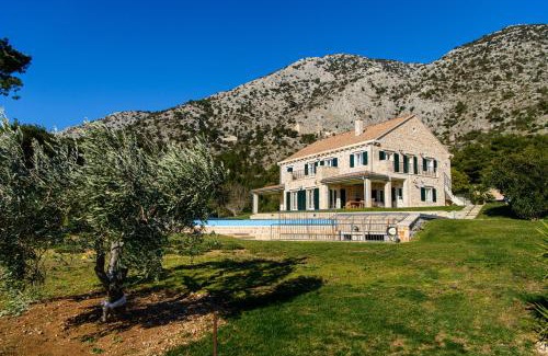 Murvica Villa | Elegant Brac Villa 4 Bedrooms Villa Shoreline Serenity Stunning Sea Views & Walking Distance To Beach Murvica