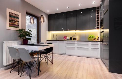 Krakow Apartment | Elegant Business Accommodation with Parking - by Upstairs