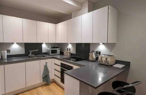 Brentwood Apartment | Elegant Central Brentwood Flat