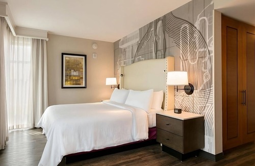 Berkeley Heights Hotel | Elegant Comforts in Berkeley Heights! Free Breakfast, Indoor Pool, Pets Allowed!