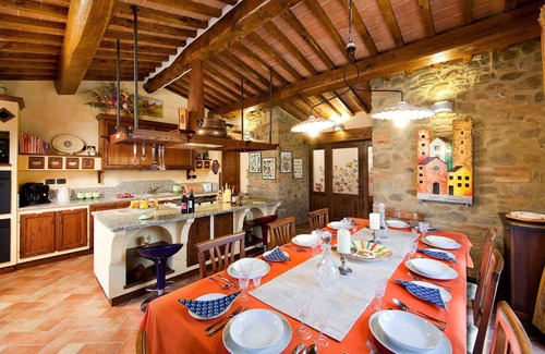 Cortona House | Elegant country barn in Cortona 2bed2bath with shared pool & gorgeous gardens
