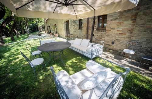 Loro Piceno House | Elegant country house with private pool for families and large groups of friends