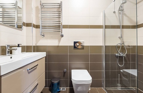 Fenerbahce Apartment | Elegant Flat w Balcony BBQ 5 min to Bagdat Ave