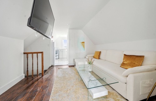White Plains House | Elegant Hideaway Free Parking