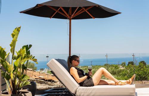 Episkopi House | Elegant Roof Deck House with Jacuzzi